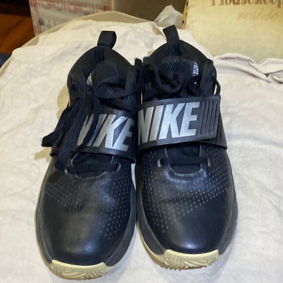 NIKE TEAM HUSTLE 8 (GS) SZ 6Y SNEAKER BOYS 881941001 BLK See pics for condition - Picture 1 of 7